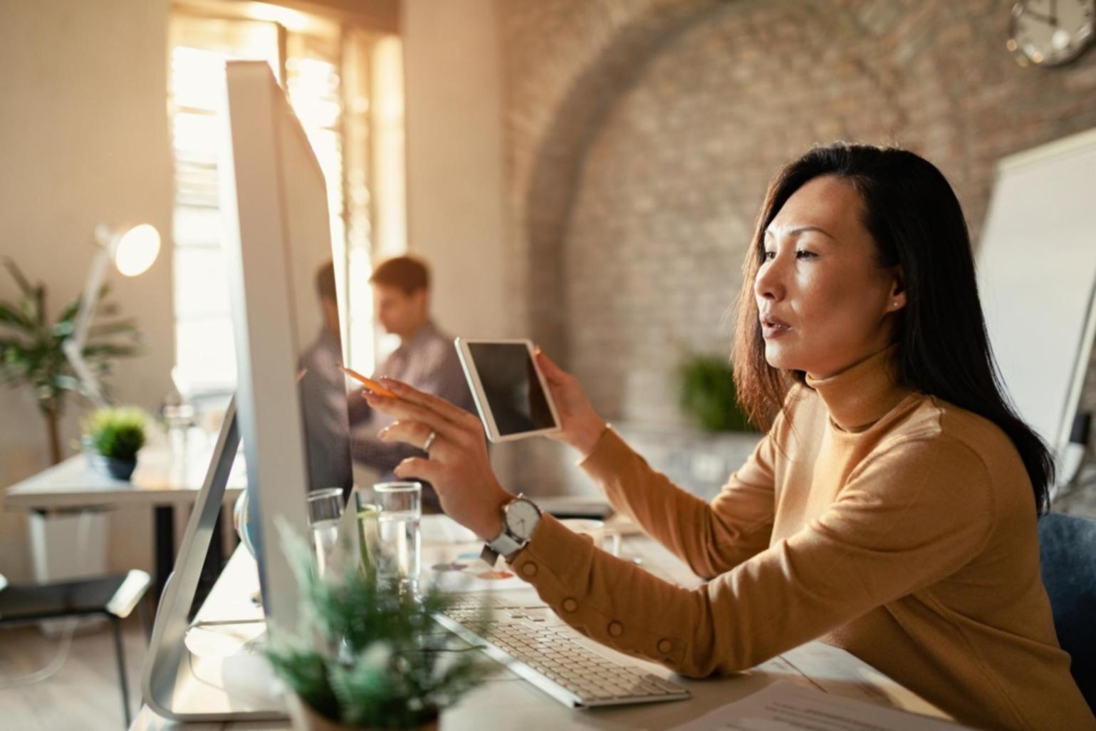 Kursunterlagen und Analyse-Tools auf dem Bildschirm