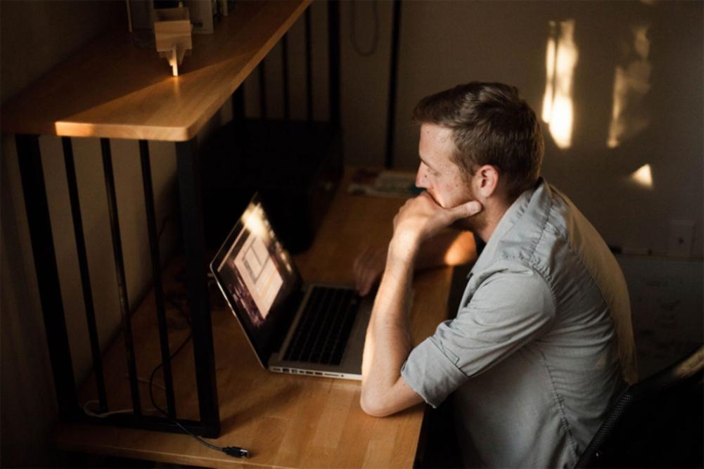 Trainer erklärt Content-Strategie in einem interaktiven Workshop