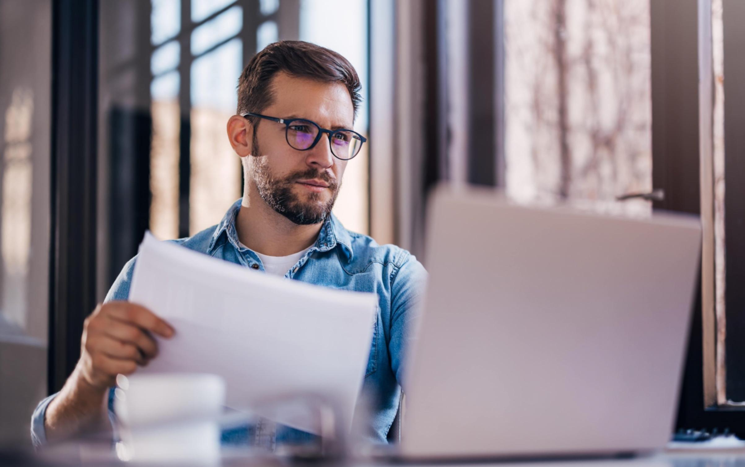 Team bei Perthoxari arbeitet gemeinsam an SEO-Strategien